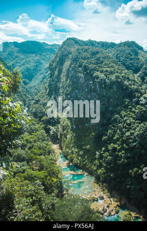 Luftaufnahme des Schönen, Türkis natürliche Pools von Semuc Champey, einem beliebten Reiseziel in Guatemala Stockfoto