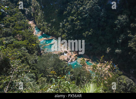 Luftaufnahme des Schönen, Türkis natürliche Pools von Semuc Champey, einem beliebten Reiseziel in Guatemala Stockfoto