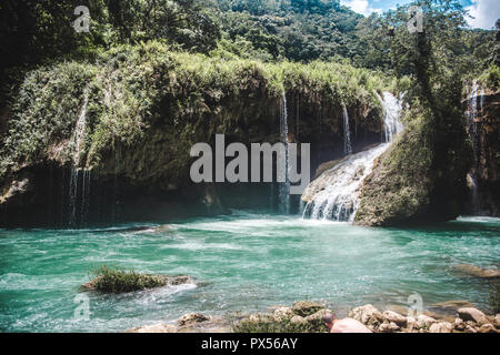 Schöne, Türkis natürliche Pools von Semuc Champey, einem beliebten Reiseziel in Guatemala Stockfoto