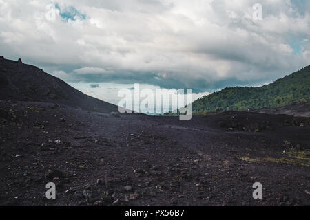 Wechselnde Landschaften rund um den Vulkan Pacaya, einer der aktivsten Vulkane Guatemalas, aus schwarzem Vulkangestein zu üppig grüne Wälder Stockfoto