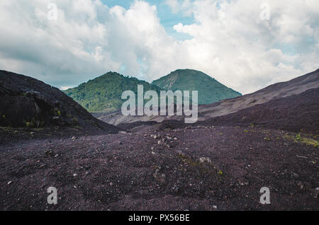 Wechselnde Landschaften rund um den Vulkan Pacaya, einer der aktivsten Vulkane Guatemalas, aus schwarzem Vulkangestein zu üppig grüne Wälder Stockfoto