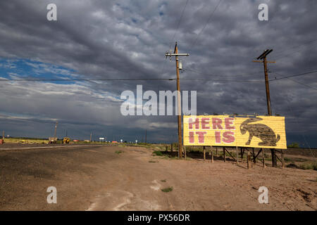 Hier ist es. Zeichen für Jack Rabbit Trading Post, Jack Rabbit Road, Route 66, Joseph City, Arizona, USA Stockfoto
