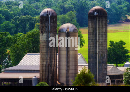 Huntington, West Virginia, USA - Juli 4, 2018: Silos Landschaften des ländlichen West Virginia, USA. Stockfoto