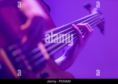 Ein base Guitar Player spielen eine elektrische Base Stockfoto
