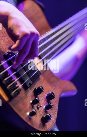 Ein base Guitar Player spielen eine elektrische Base Stockfoto