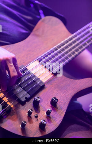 Ein base Guitar Player spielen eine elektrische Base Stockfoto