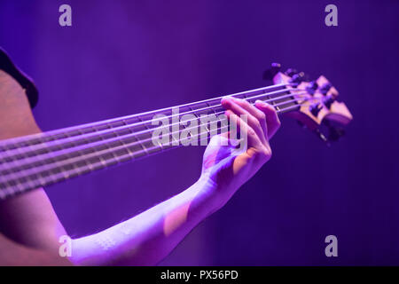 Ein base Guitar Player spielen eine elektrische Base Stockfoto