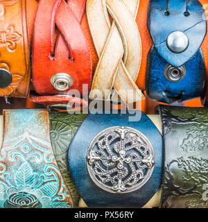 Bunte Lederarmbänder mit aufwändigen abstrakten Ornamenten Stockfoto