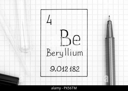 Das Periodensystem der Elemente. Handschrift chemische Element Beryllium mit schwarzem Stift, Reagenzglas und Pipette. Close-up. Stockfoto