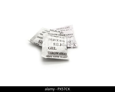 Silica Gel Pakete auf einem weißen Hintergrund. Stockfoto