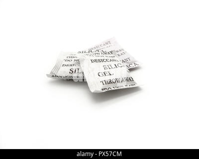 Silica Gel Pakete auf einem weißen Hintergrund. Stockfoto