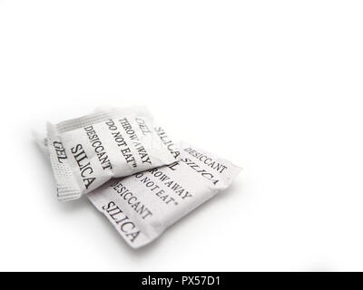 Silica Gel Pakete auf einem weißen Hintergrund. Stockfoto