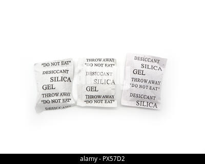 Silica Gel Pakete auf einem weißen Hintergrund. Stockfoto