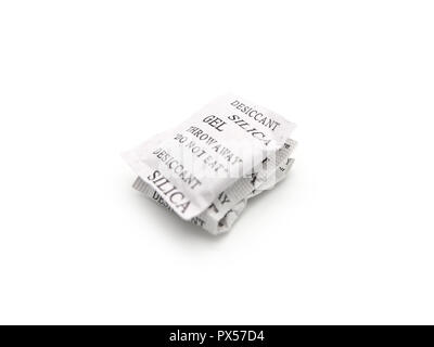 Silica Gel Pakete auf einem weißen Hintergrund. Stockfoto