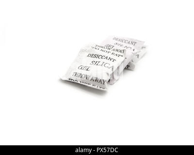 Silica Gel Pakete auf einem weißen Hintergrund. Stockfoto