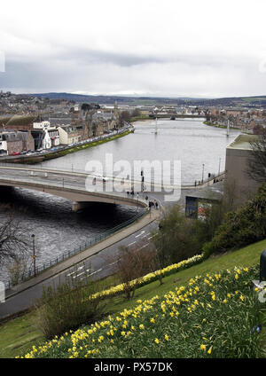 Sie suchen den steilen Hang von Inverness Castle auf den Fluss Ness in Inverness, der Hauptstadt der Highlands in Schottland. Stockfoto