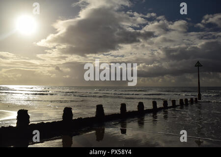 Buhnen am Strand Marker mit Blick aufs Meer mit bewölkt blauer Himmel zwischen Ynyslas und Borth, Ceredigion, North Wales Stockfoto