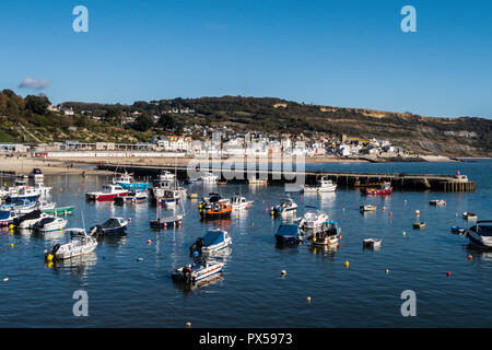 Blick über den Hafen vom Cobb der Stadt in Lyme Regis, Dorset, Großbritannien Stockfoto