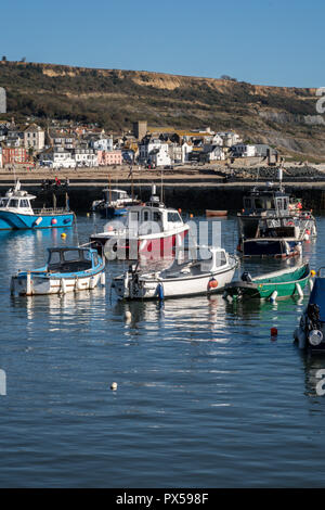 Blick über den Hafen vom Cobb der Stadt in Lyme Regis, Dorset, Großbritannien Stockfoto