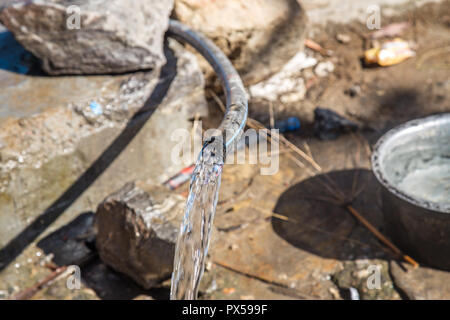 Frische Dorf Wasser fließt aus einem Broken Steel Pipe Stockfoto