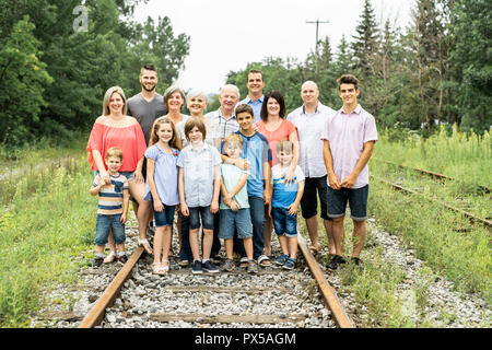 Große Familie mit Cousin Großeltern Vater und Kind auf einem Wald Stockfoto