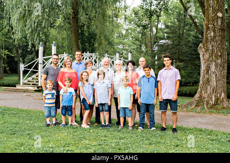 Große Familie mit Cousin Großeltern Vater und Kind auf einem Wald Stockfoto