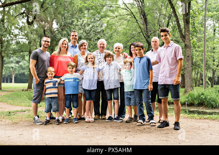 Große Familie mit Cousin Großeltern Vater und Kind auf einem Wald Stockfoto