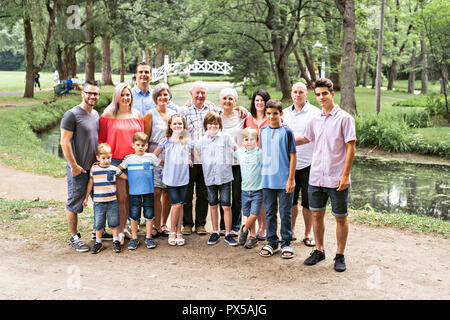 Große Familie mit Cousin Großeltern Vater und Kind auf einem Wald Stockfoto