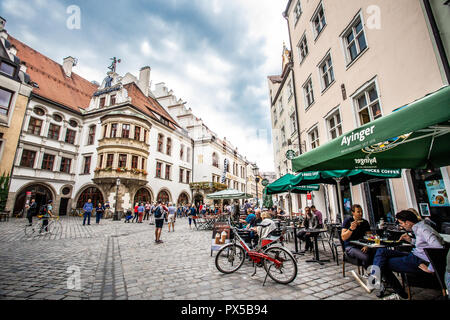 München, Deutschland - 13. SEPTEMBER 2018: Street Scene außerhalb des historischen Haufbrauhaus München Deutschland mit Restaurants und Menschen Stockfoto