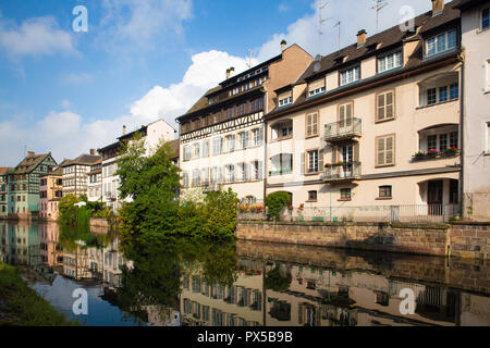 Blick auf den wunderschönen Fachwerkhäusern entlang des Kanals von Straßburg Frankreich gesehen Stockfoto