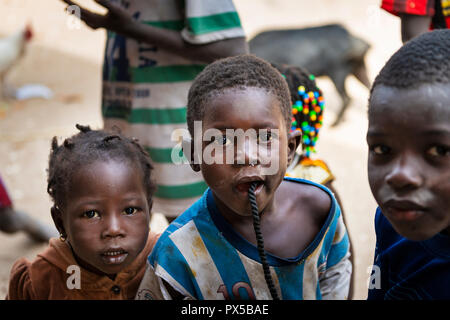 Orango Insel, Guinea-Bissau - Februar 3, 2018: die Gruppe der Kinder im Dorf Eticoga auf der Insel Orango. Stockfoto