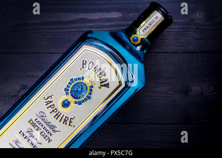 LONDON - Oktober 16, 2018: Bombay Sapphire Gin in blauem Glas Flasche auf dunklen Hintergrund Stockfoto