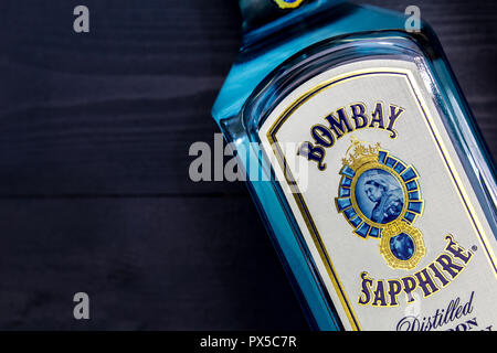 LONDON - Oktober 16, 2018: Bombay Sapphire Gin in blauem Glas Flasche auf dunklen Hintergrund Stockfoto