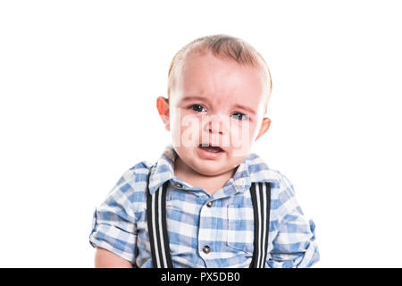 Schreiendes baby boy isoliert auf weißem Stockfoto