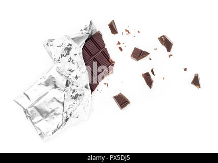 Schokolade Tablet eingewickelt in Alufolie auf weißem Hintergrund. Einige Stücke sind verstreut herum. Ideal für Konzepte. Stockfoto