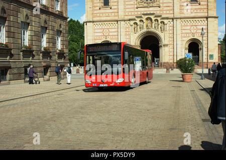 Mercedes Benz Citaro Nr. 342 der Deutschen Bundesbahn verläuft durch Speyer Stockfoto