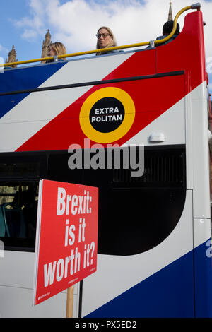 Ein Plakat, vorbei an Touristen über den Wert eines Brexit wird durch pro-Europa anti-Brexit Demonstranten zu Geländer gegenüber von dem britischen Parlament in Westminster, am 16. Oktober 2018, in London, England. Stockfoto