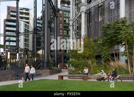 Londoners genießen die herbstlichen Sonnenschein an Gasholders Park, am 16. Oktober 2018, in London, England. Die ikonische Strukturen wurden in den 1850er Jahren errichtet als Teil Pancras Gaswerk. Typische Volumen für große Gasspeicher sind etwa 50.000 Kubikmeter, mit 60 Meter Durchmesser Strukturen. Die gasholders blieb bis in die späten 20. Jahrhundert und wurden schließlich im Jahr 2000 stillgelegt. Gasspeicher Park wird von Bell Phillips Architekten entworfen. Stockfoto