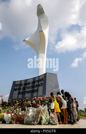 Pilger an Unsere Liebe Frau von Afrika katholische Heiligtum, Abidjan, Elfenbeinküste. Stockfoto