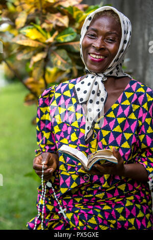 Pilger bei Unserer Lieben Frau von Afrika katholische Heiligtum, Abidjan, Elfenbeinküste. Stockfoto