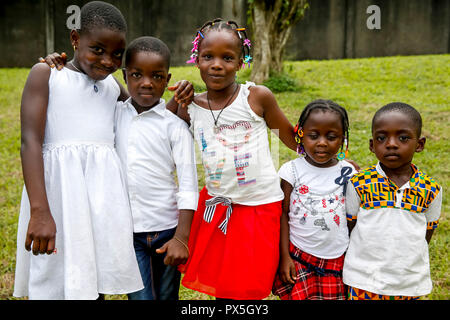 Kinder Unserer Lieben Frau von Afrika katholische Heiligtum, Abidjan, Elfenbeinküste. Stockfoto