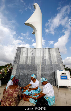 Die Pilger beten und Hand in Hand mit Unserer Lieben Frau von Afrika katholische Heiligtum, Abidjan, Elfenbeinküste. Stockfoto