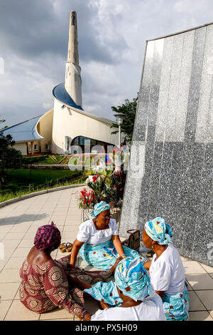 Die Pilger beten und Hand in Hand mit Unserer Lieben Frau von Afrika katholische Heiligtum, Abidjan, Elfenbeinküste. Stockfoto