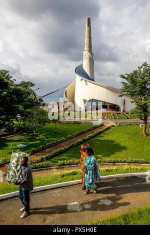 Pilger an Unsere Liebe Frau von Afrika katholische Heiligtum, Abidjan, Elfenbeinküste. Stockfoto