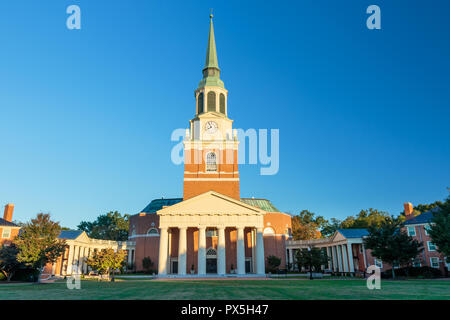 WINSTON - SALEM, NC, USA - 19. OKTOBER 2018: Warten, Kapelle und Hearn Plaza am Oktober 19, 2018 an der Wake Forest University in Winston-Salem, North Carolina Stockfoto