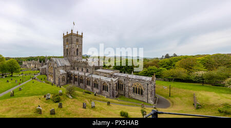 Panorama von St Davids Cathedral, Friedhof und der Bischofspalast, St Davids, Pembroke Stockfoto