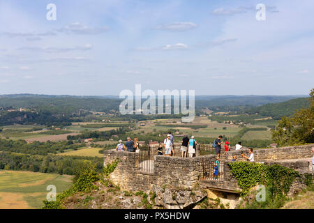 Die Besucher der Bastide Domme bewundern Sie die Aussicht auf das Tal der Dordogne und Fluss Stockfoto