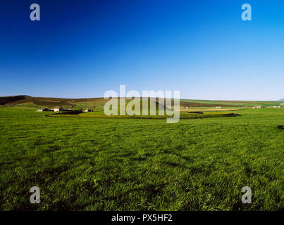 Auf der Suche nach Westen Maes Howe Neolithischen chambered Cairn, Festland, Orkney, Schottland, Großbritannien, zeigt die Rückseite der Stein & Ton-Hügel stehend auf einem erhöhten c Stockfoto