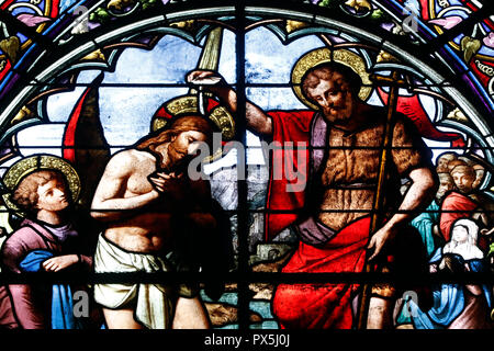 Saint Nizier Kirche. Glasfenster. Die Taufe Jesu durch Johannes den Täufer. Lyon. Frankreich. Stockfoto