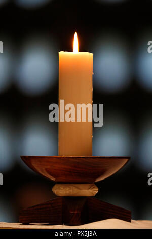 Die Visitation Kloster. Katholische Messe. Kirche Kerze auf dem Altar. Marclaz. Frankreich. Stockfoto